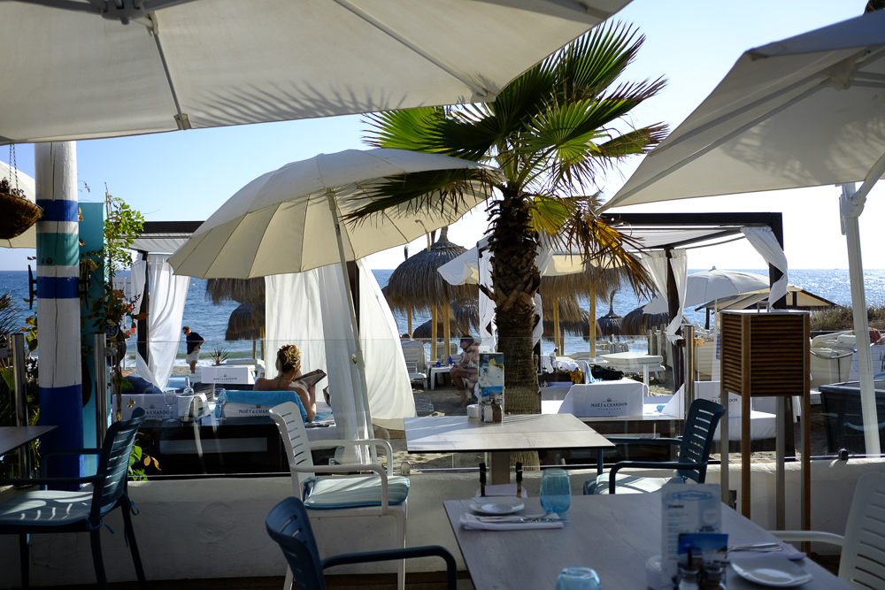 Marbella: Bono Beach, vista desde el comedor hacia la playa y las camas balinesas.