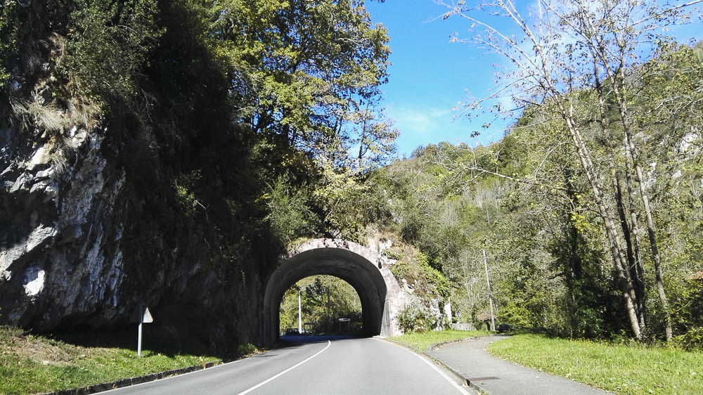 A poco de dejar Covadonga. Un pequeño túnel característico del lugar.
