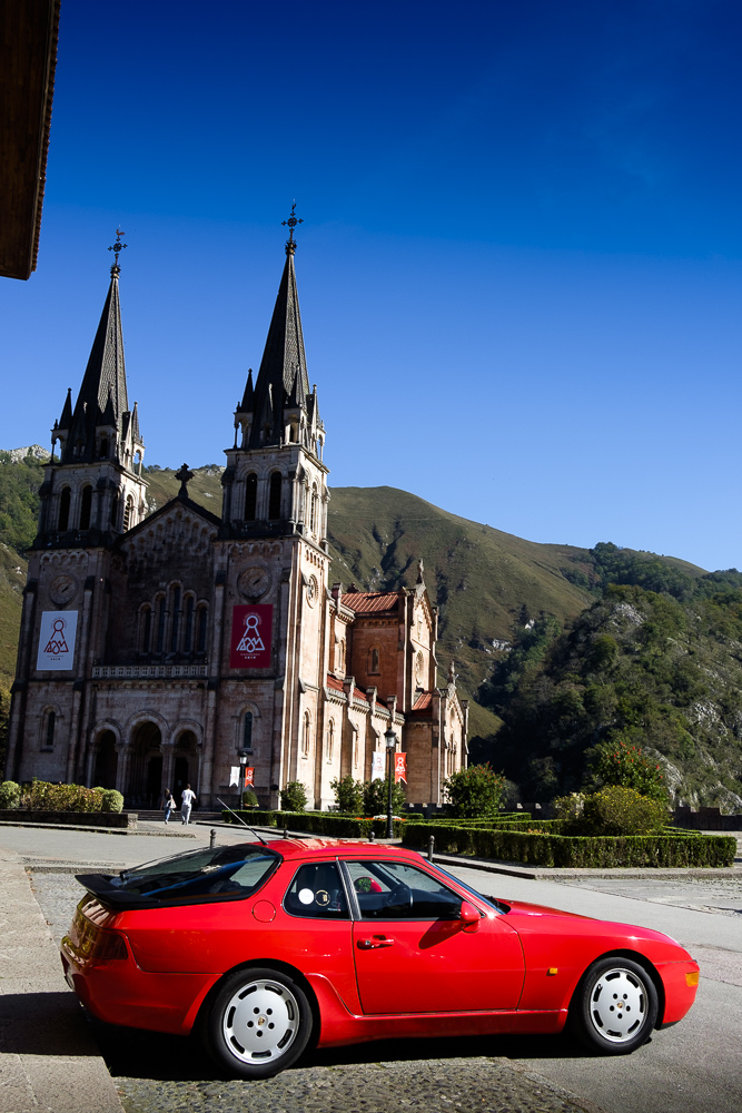 El Porsche 968 en la explanada de la Basílica de Covadonga.