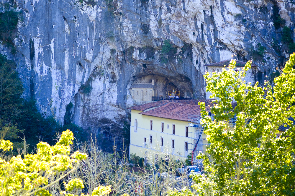 Covadonga: La Santa Cueva.