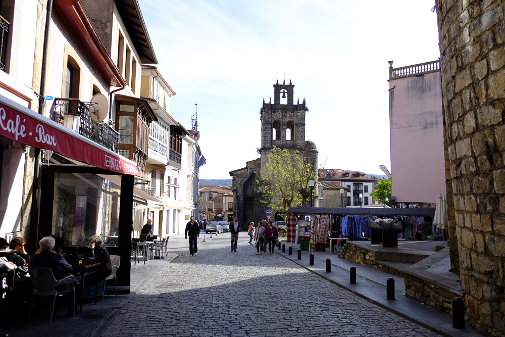 Bajada a la Colegiata de Salas.