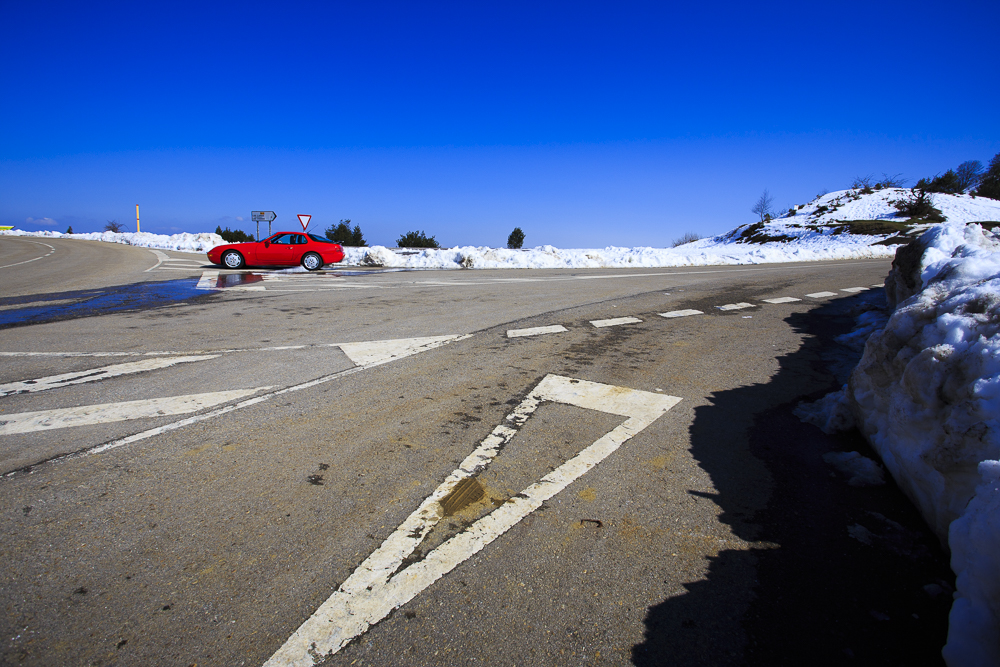 El Porsche 968 en la cima del Alto de la Cobertoria.