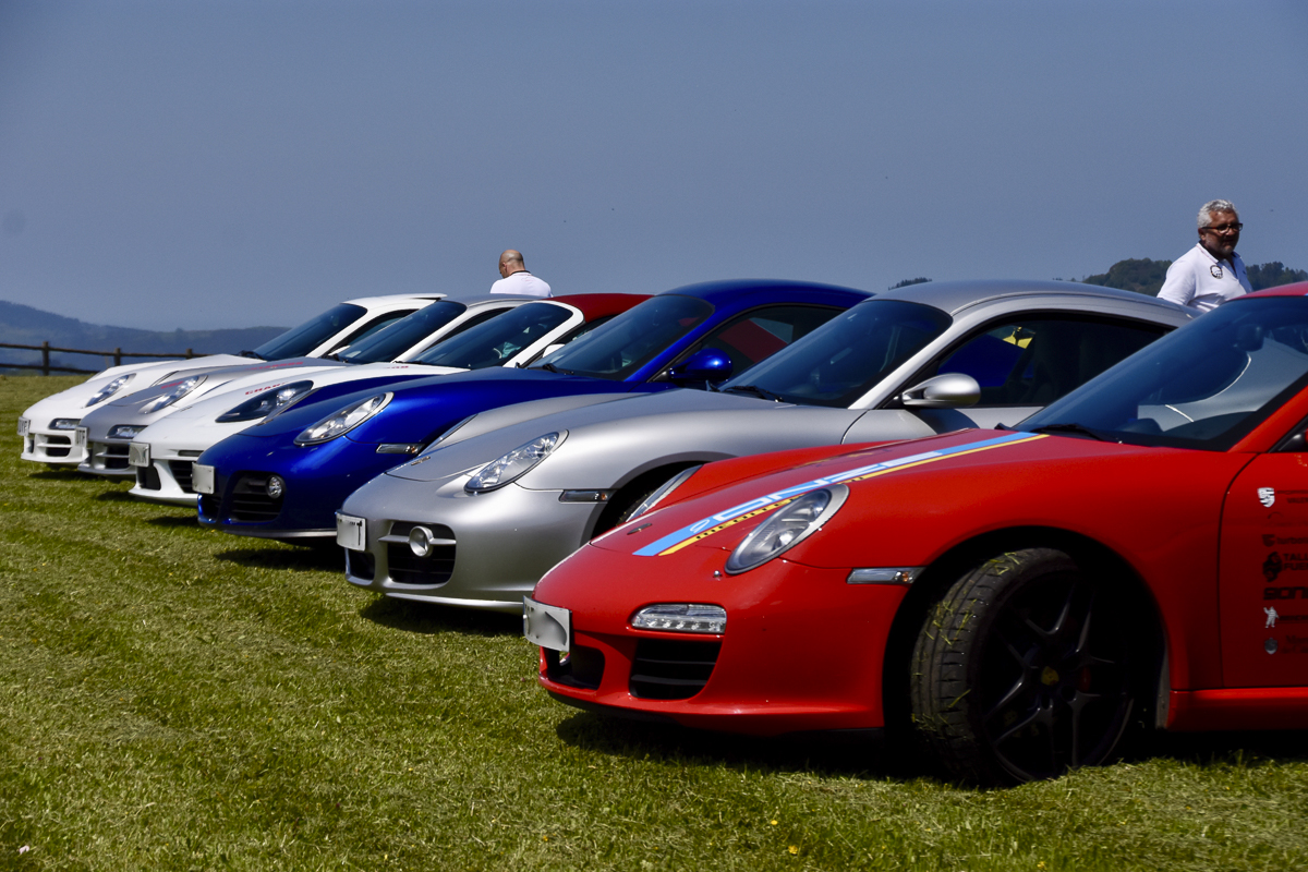 Varios Porsche en la zona del Helipuerto de la Hostería de Torazo.
