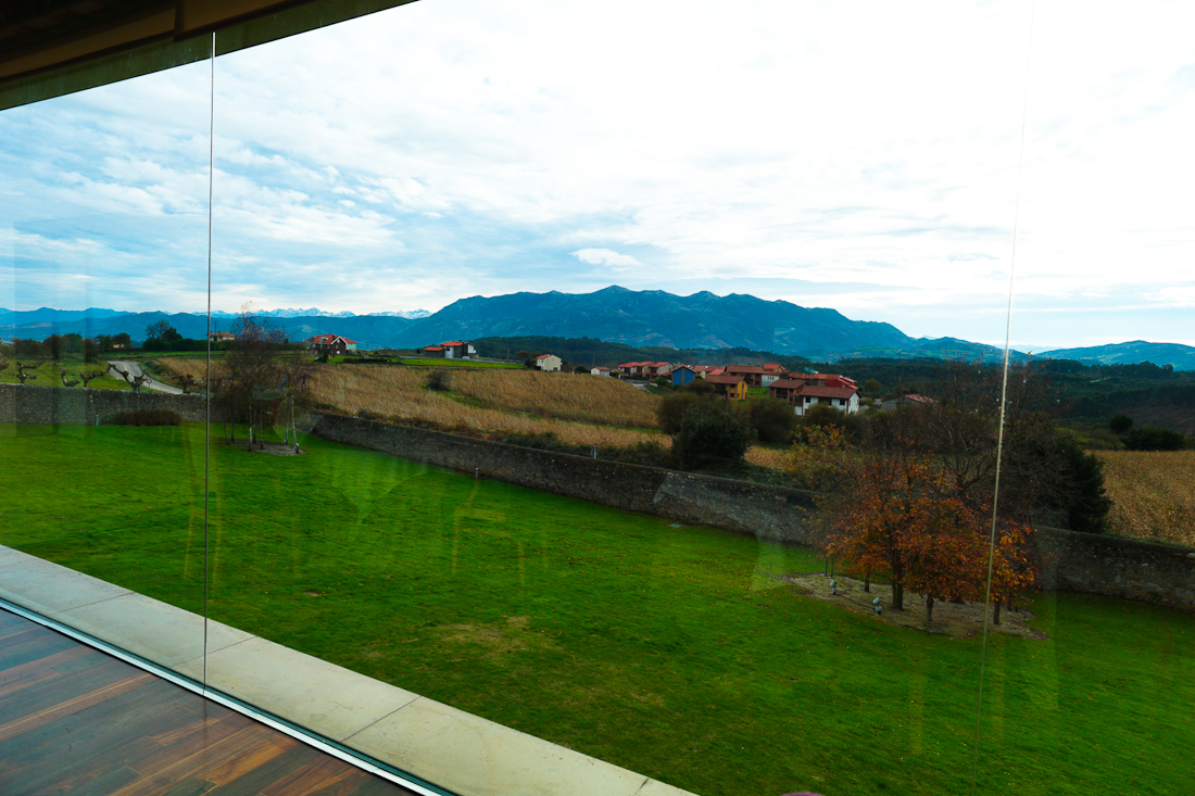 Restaurante Balcón del Sueve: El Fito y resto de montañas del macizo desde el comedor.
