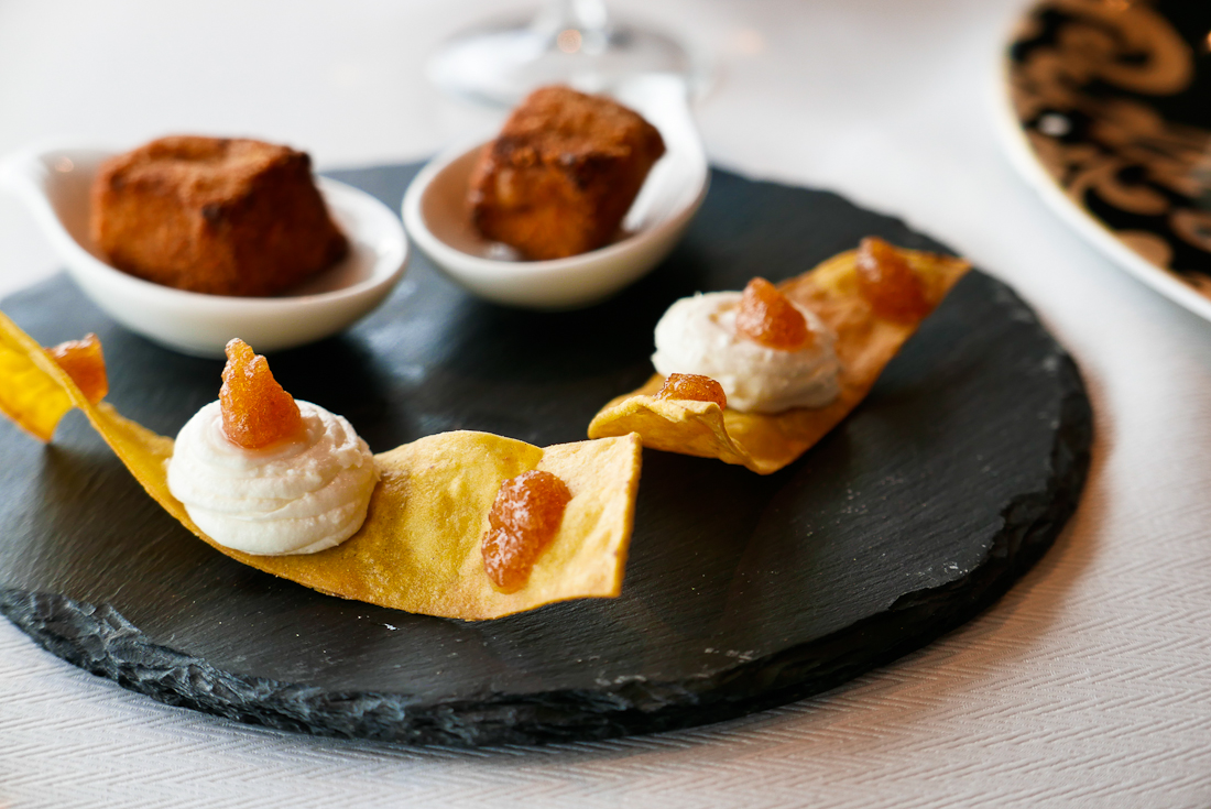 Crema de queso con crujiente de maiz y Croqueta de compango.