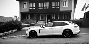Panamera 4 E-Hybrid Sport Turismo posando en el pueblecito de Torazo.