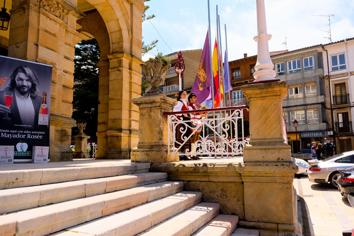 La pareja de gaiteros estuvo tocando todo el tiempo que estuvimos en Villaviciosa. El "Asturias Patria querida" se interpreta siempre y da la salida de la Villa.