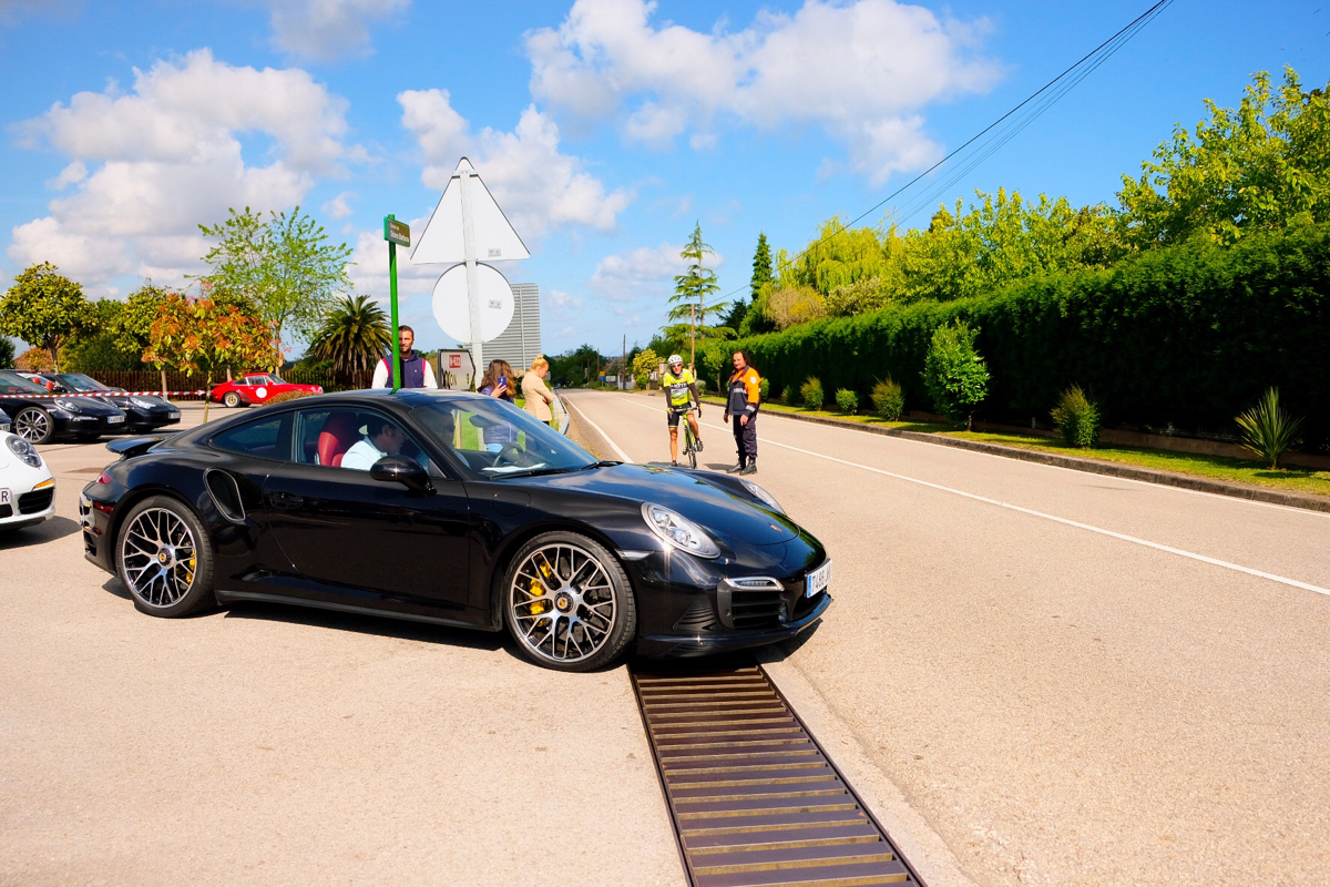 Un poderoso 991 Turbo S encabezando el Grupo número 1 a punto de tomar la salida.